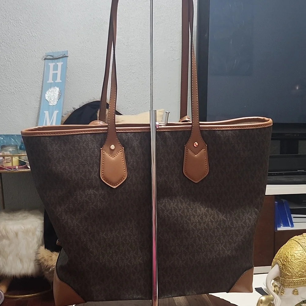 Micheal Kors Eva Leather Tote W/Pouch EUC - Picture 8 of 16